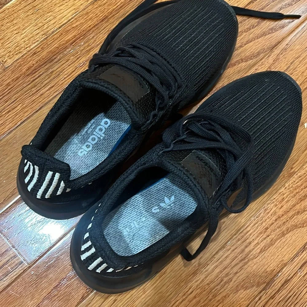 adidas Women's Swift Run Sneaker Size 9 - Picture 7 of 10